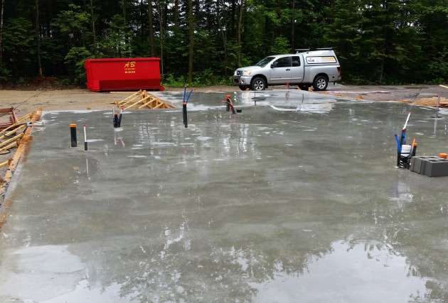 Maison de campagne écoénergétique sur un étage avec garage attaché - McClure Construction