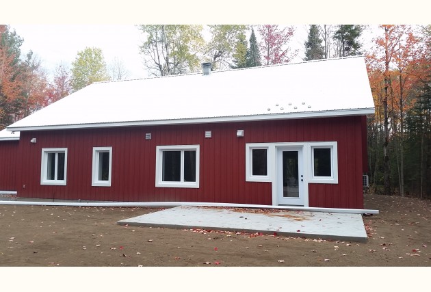 Maison de campagne écoénergétique sur un étage avec garage attaché - McClure Construction