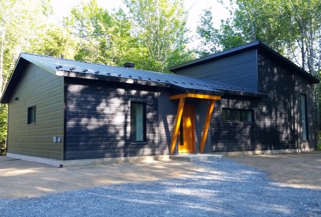 La petite Noire Écoénergétique (maison familiale) - McClure Construction