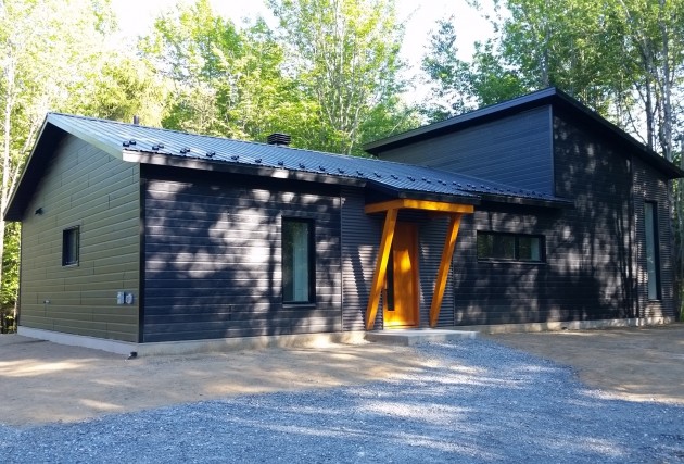 La petite Noire Écoénergétique (maison familiale) - McClure Construction
