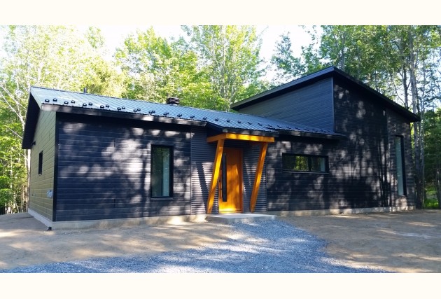 La petite Noire Écoénergétique (maison familiale) - McClure Construction