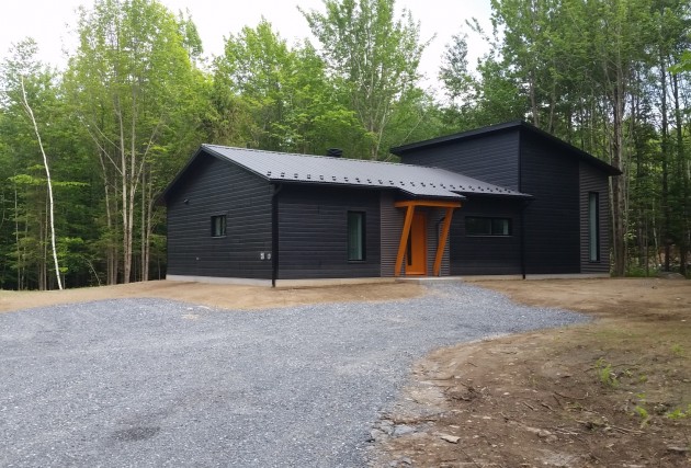 La petite Noire Écoénergétique (maison familiale) - McClure Construction