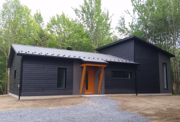 La petite Noire Écoénergétique (maison familiale) - McClure Construction