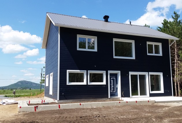 Maison familiale écoénergétique campagnard bleu - McClure Construction