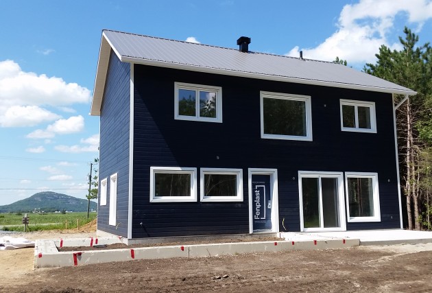 Maison familiale écoénergétique campagnard bleu - McClure Construction