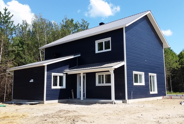 Maison familiale écoénergétique campagnard bleu - McClure Construction