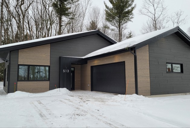 Moderne à mobilité réduite avec garage attachée - McClure Construction