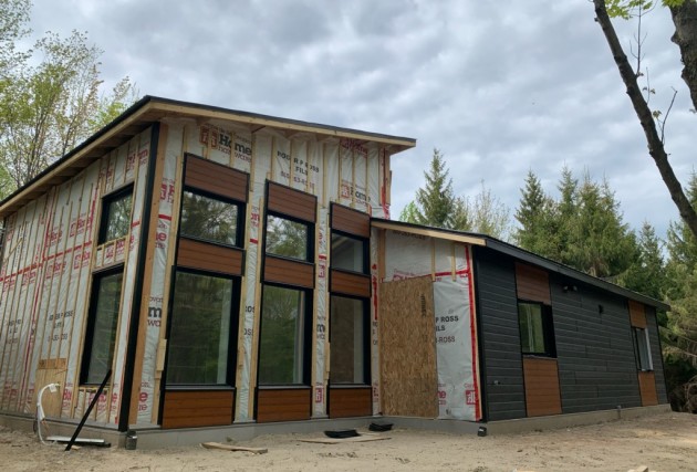 La petite Noire Écoénergétique (maison familiale) - McClure Construction
