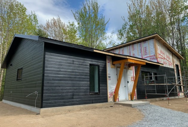 La petite Noire Écoénergétique (maison familiale) - McClure Construction