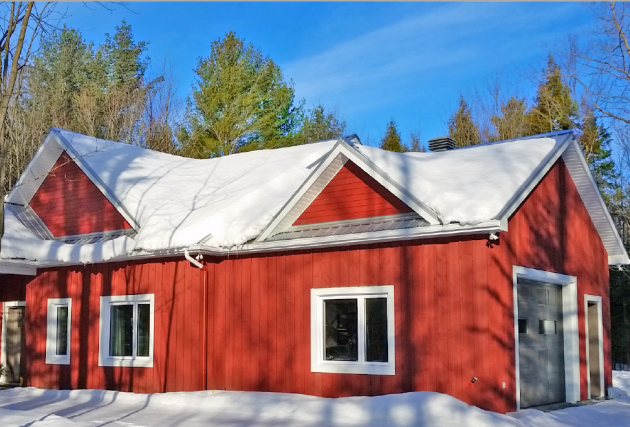 Maison de campagne écoénergétique sur un étage avec garage attaché - McClure Construction